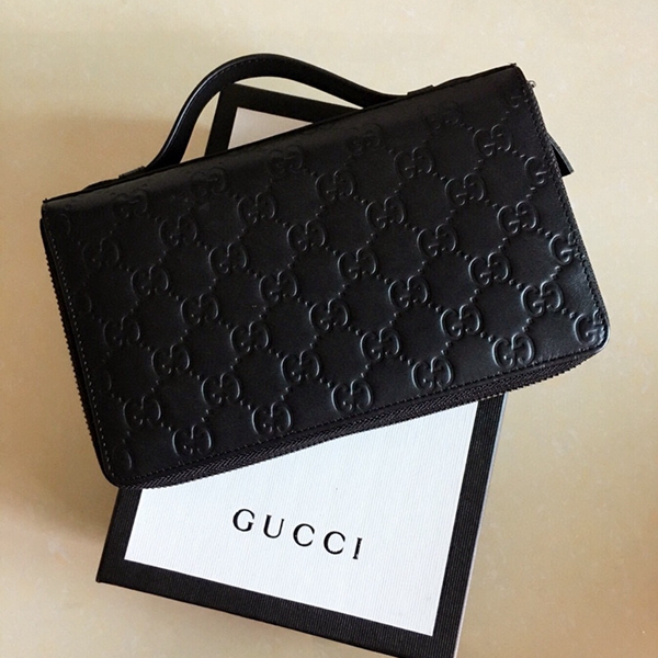 グッチ財布 レプリカ着用イメージ